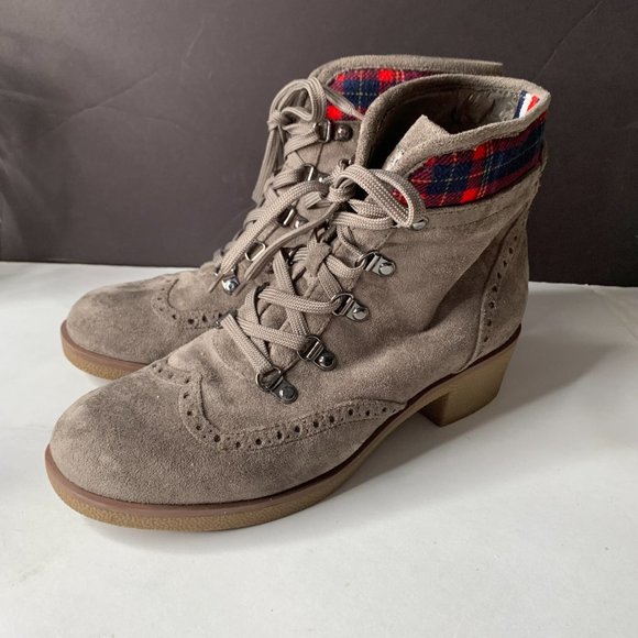 TOMMY HILFIGER WOMENS ANKLE BOOTS TWYAZI-T  Gray Faux Suede Wingtip SIZE 8 - Picture 2 of 7